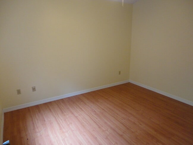 Building Photo - 2 bedroom/2 bath condo in Rockwood Villas.