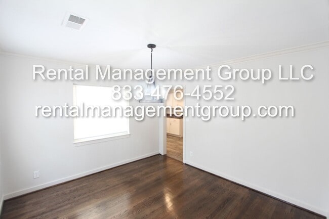 Building Photo - Large 3 Bedroom 2 Bath - New On The Market...