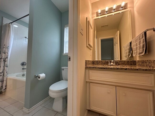 Building Photo - Beautiful 2 bedroom 1.5 bath townhome