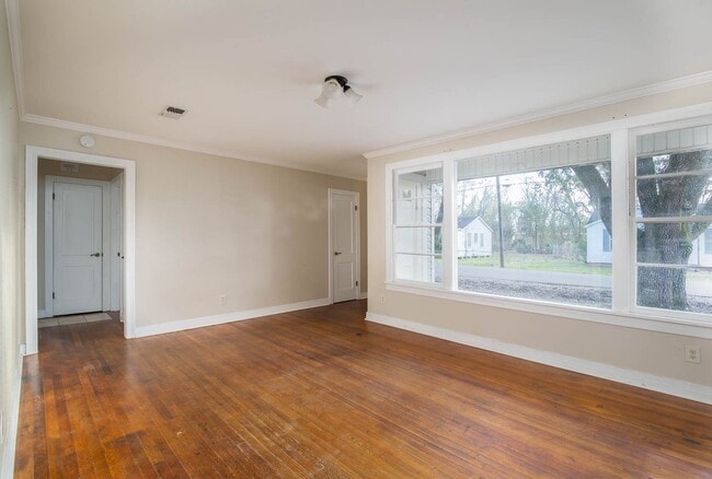 Building Photo - 2/1 Close to everything!!