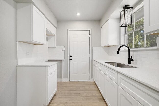 Building Photo - 7000 Carwill Dr