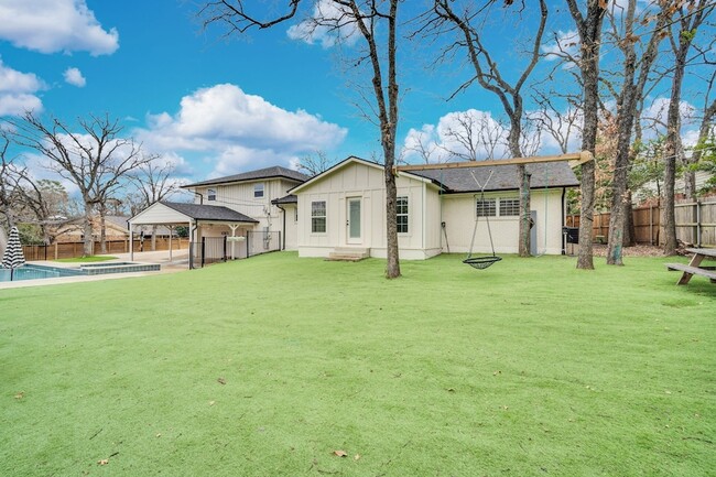 Building Photo - 3301 Yellowstone Dr