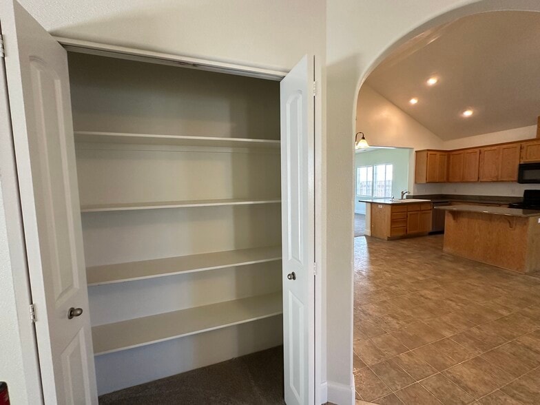 Building Photo - 818 Solano Cir