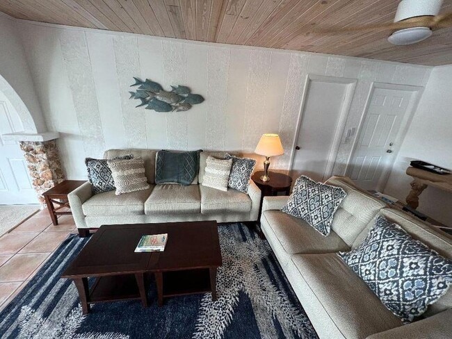 Building Photo - 1540 Lantana Ln