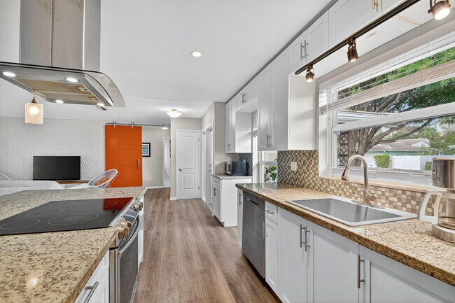 Building Photo - 113 Park Ln E