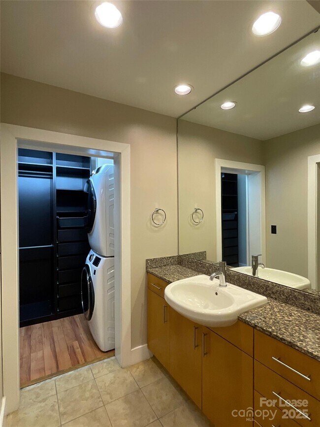 Building Photo - 505 E 6th St