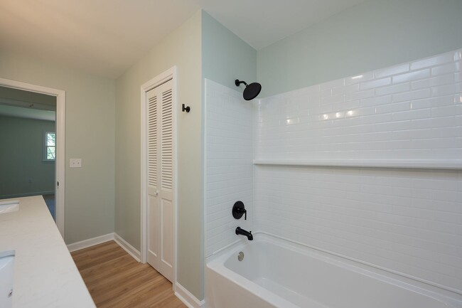 Building Photo - SPACIOUS RETREAT WITH DOWNTOWN CONVENIENCE