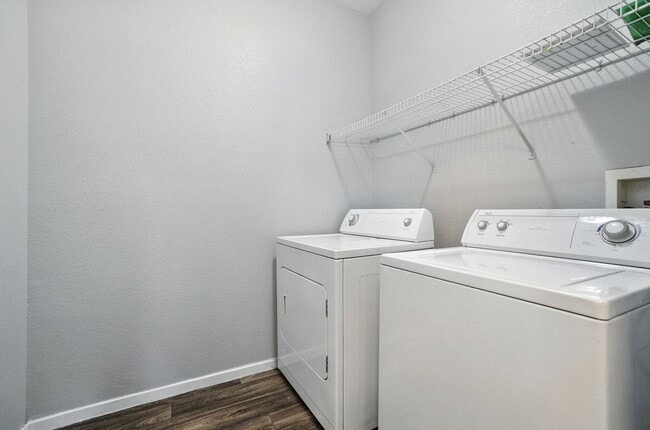 Building Photo - Northwest Condo with Modern Finishes & Gre...