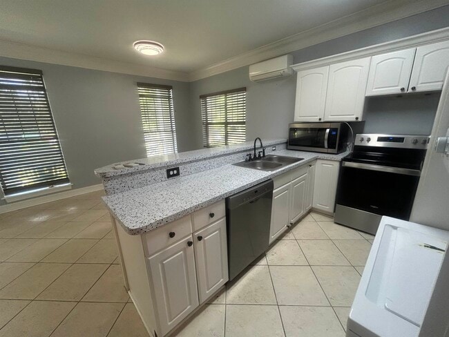 Building Photo - 409 E 7th Ave