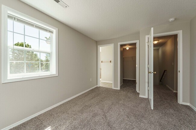 Building Photo - Your Next Home Awaits! 4BR/2.5BA with Fenc...