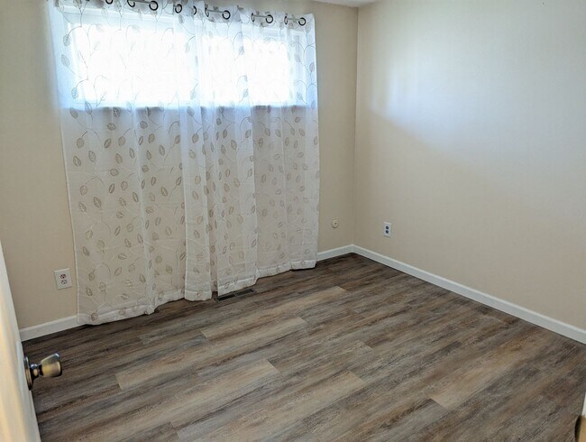 Building Photo - Available NOW - 3 Bed, 1 Bath Spacious Ran...
