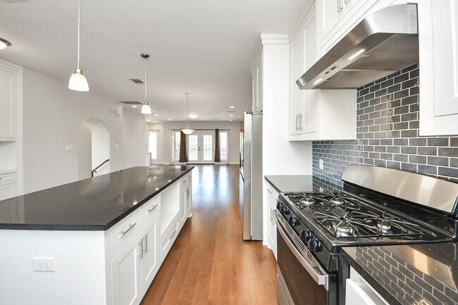 Building Photo - 1112 Amundsen St
