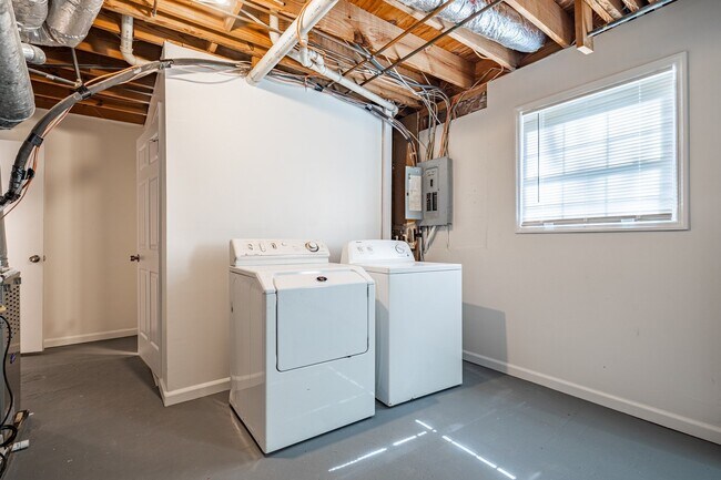 Building Photo - Stunningly renovated 4 bedroom 3 bathroom ...