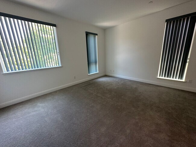 Building Photo - Charming 3 Bed / 2.5 Bath Home with Modern Upgrades