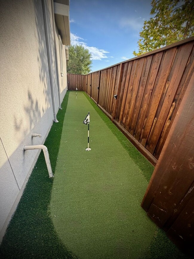 Building Photo - Luxury 4BR Home with Dual Side Yards, Putt...