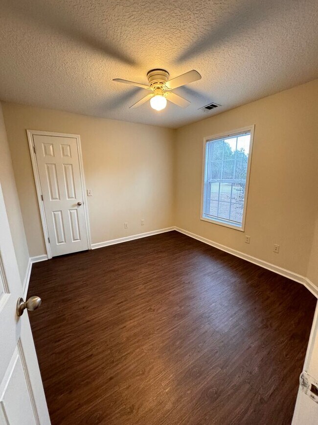 Building Photo - 101 Lindsay Ct