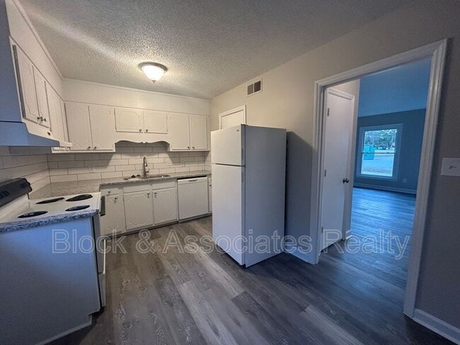 Building Photo - 514 S Cherry St