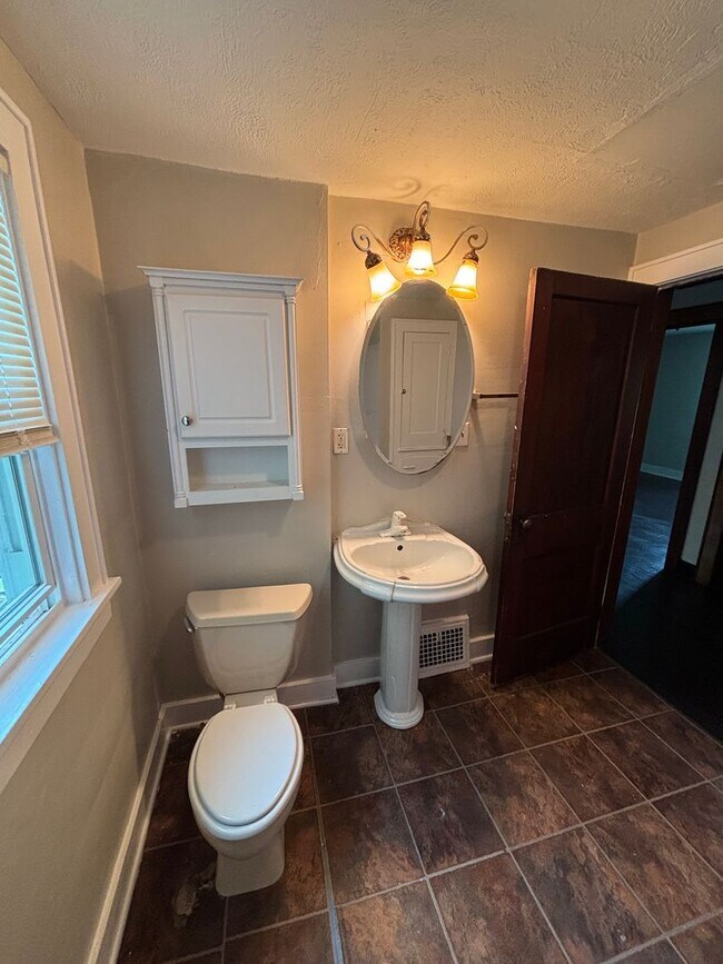 Building Photo - Section 8 Welcomed! 3 br / 1 ba Home for Rent