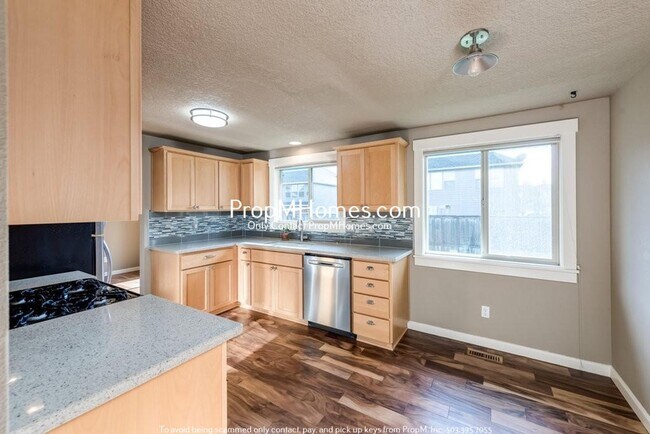Building Photo - Updated Three Bedroom Gem in Oregon City!