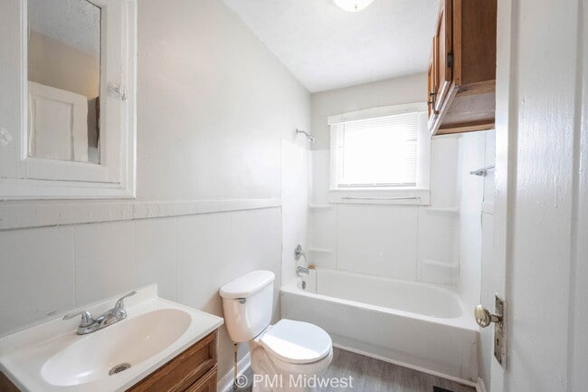 Building Photo - 1214 W 25th St