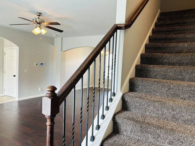Building Photo - Beautiful 4 bedroom, 2.5 bathroom home In ...