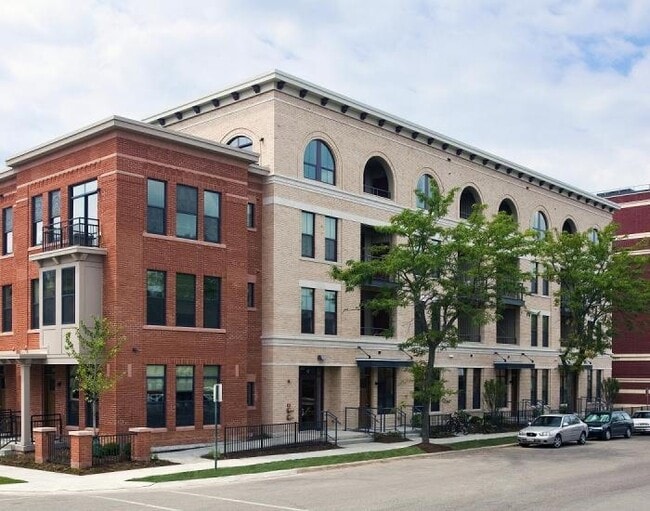 Building Photo - 602 W Main St