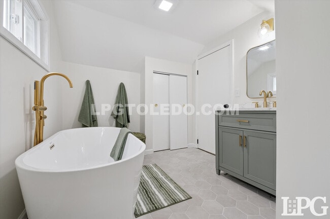 Building Photo - 2736 Northwood Ave