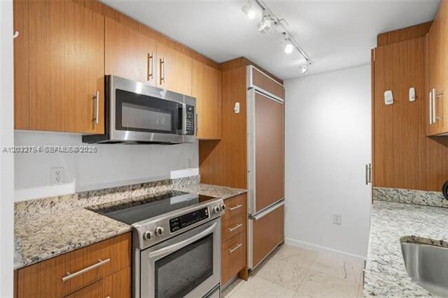 Building Photo - 10275 Collins Ave