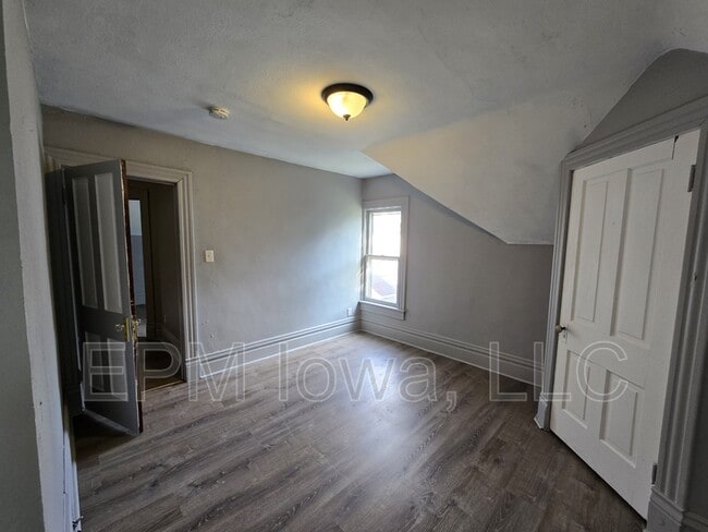 Building Photo - 908 W 3rd St