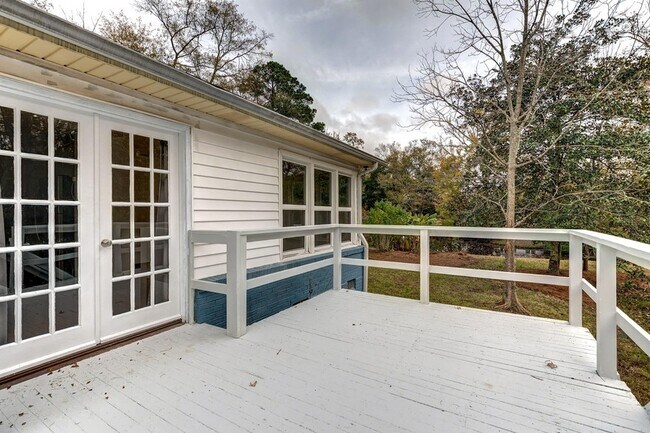 Building Photo - 1045 Riverview Dr