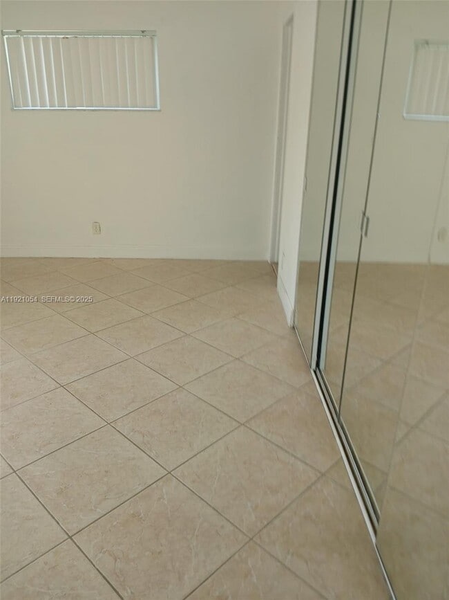 Building Photo - 5550 Lakewood Cir S