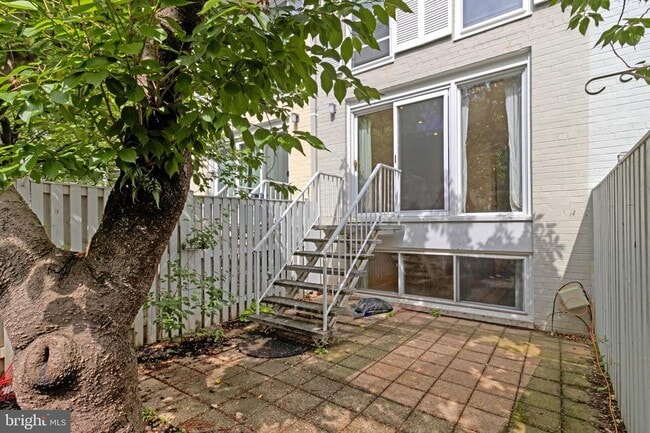 Building Photo - 206 G St SW