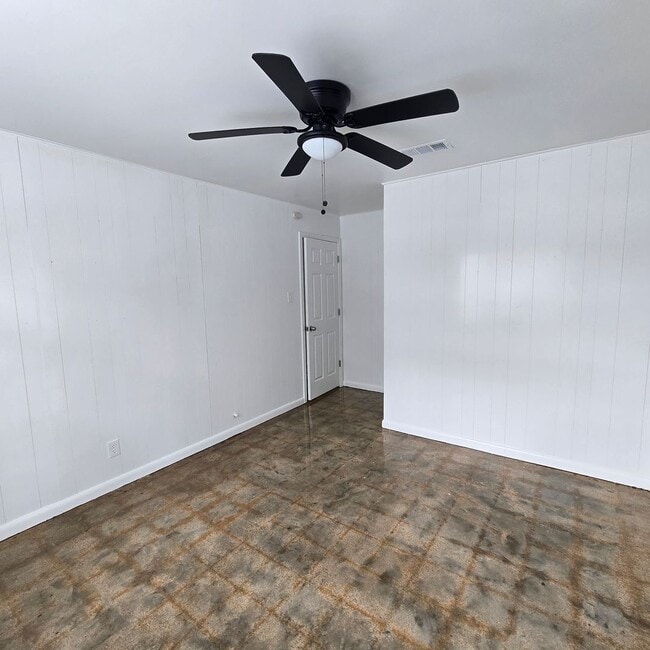 Building Photo - 2/1 Duplex Centrally located and BRAND NEW REMODEL