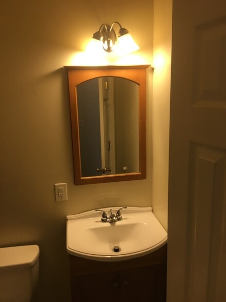 Building Photo - 1261 W Cary St