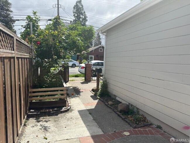 Building Photo - 827 Stambaugh St
