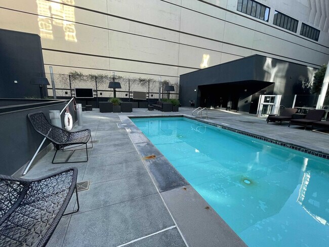 Building Photo - 18 10th St