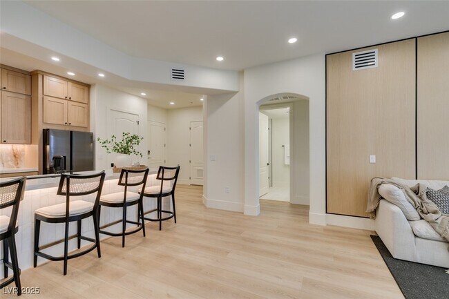 Building Photo - 32 E Serene Ave