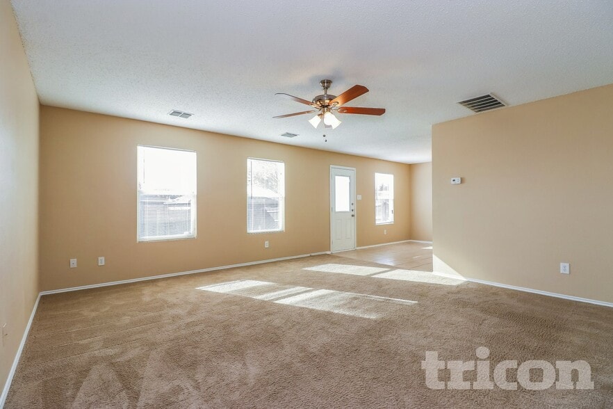 Building Photo - 4865 Waterford Dr