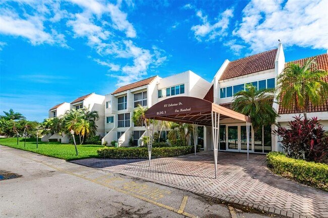 Building Photo - 100 Lakeview Dr