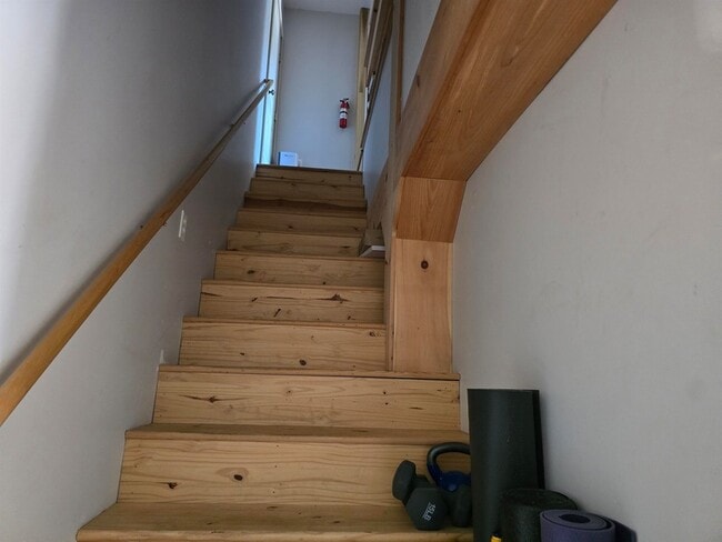 Building Photo - 352 Packers Falls Rd