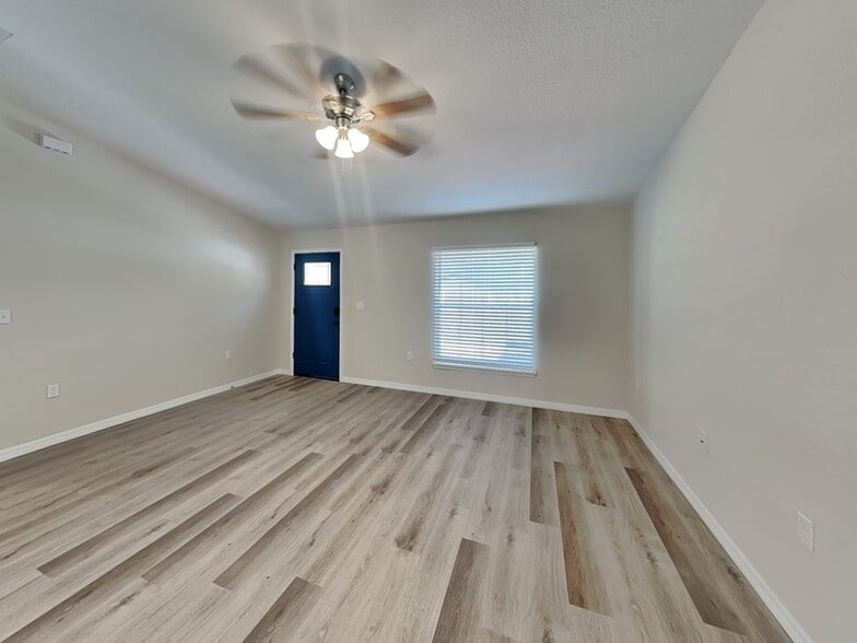 Building Photo - 27 Pine Cir