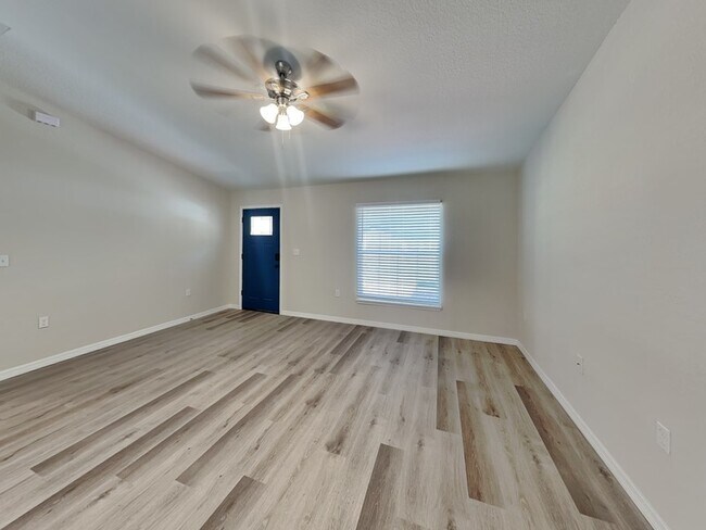 Building Photo - 27 Pine Cir