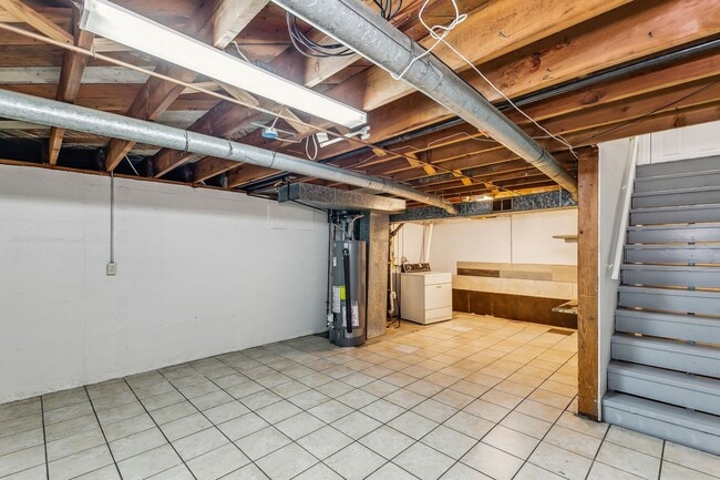 Building Photo - Roomy 2 Bedroom With Basement