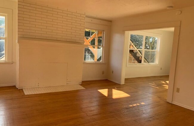 Building Photo - O5245
