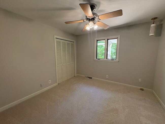 Building Photo - Large Lakefront Home Minutes from Downtown Greenville!
