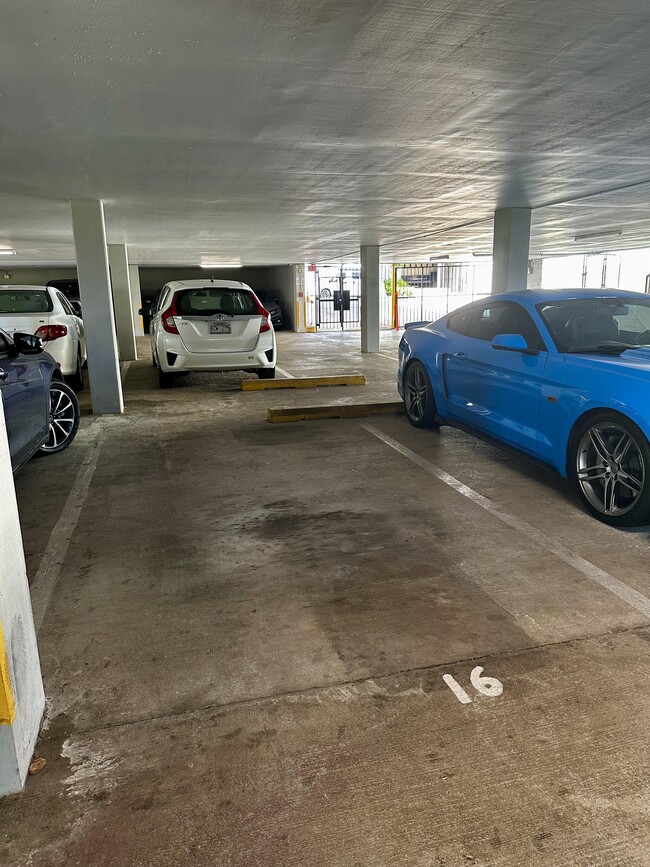 Building Photo - 1560 Thurston Ave