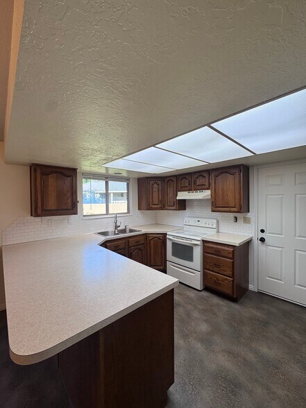 Building Photo - 580 N Allanwood Pl