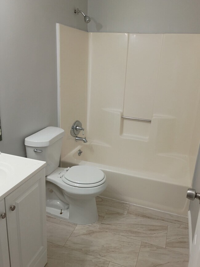 Building Photo - 152 Forest Pl