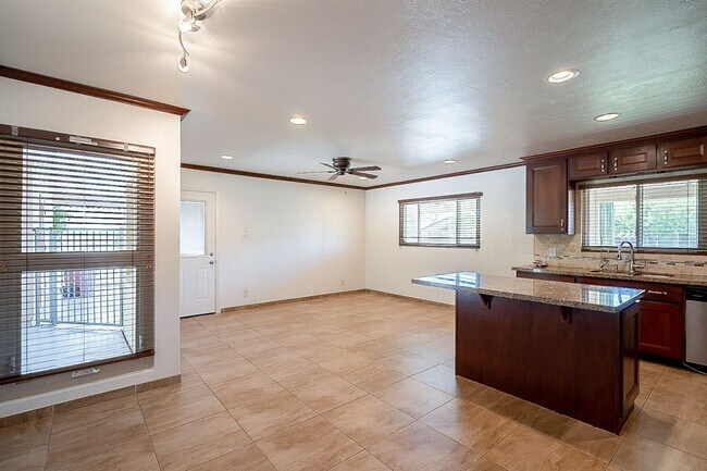 Building Photo - South Scottsdale with Views of Camelback!