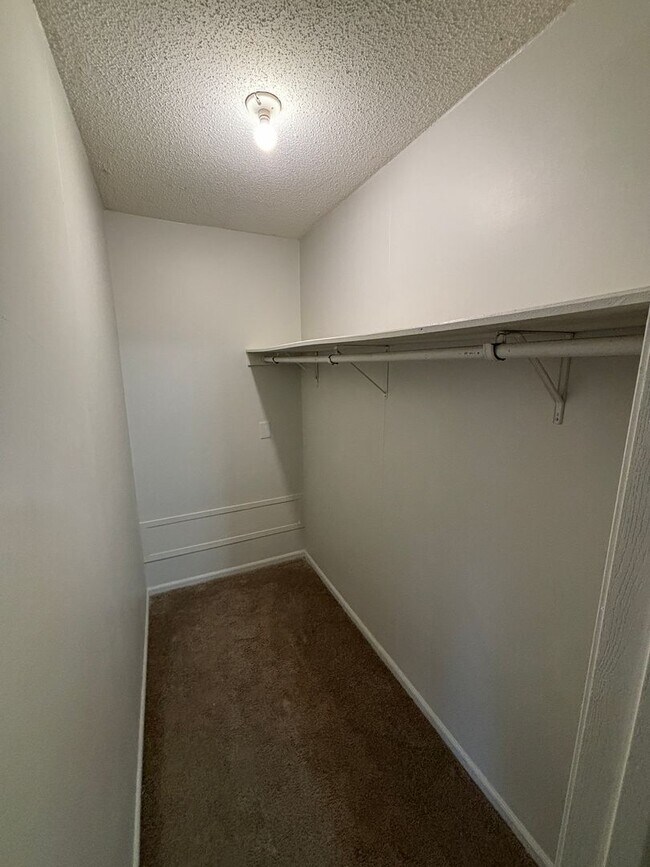 Building Photo - Studio Apartment at the Brookside Apartments!